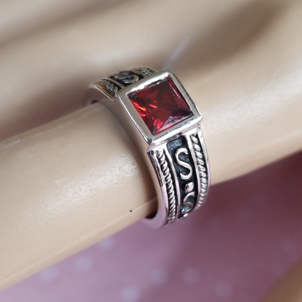 Vintage Estate Garnet Stone Silvertone Ring MINT